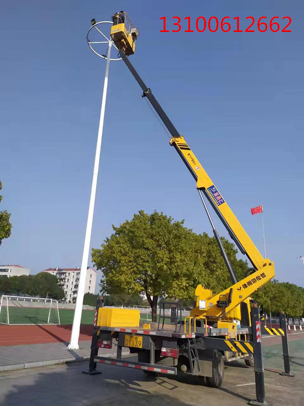 輕型伸縮臂高空車(chē)更換照明路燈施工現(xiàn)場(chǎng)，效率高
