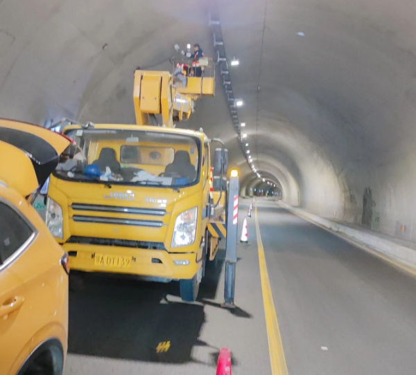 22米升降車(chē)隧道安裝照明燈施工現(xiàn)場(chǎng)